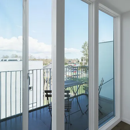 Gorgeous W Balcony Apartment